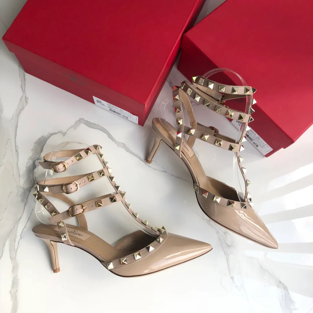 👟👟Ex-factory price 560👟👟 Valentino/Valentino rivets VT classic! Purchase the original version and get a 1:1 top-quality replica! Exquisite hawk beak toe, perfect side arc, original molded custom-made rust-free rivets, one-piece injection molded midsole, and Italian-imported Grade A leather outsole, giving you a genuine foot feel! The first choice for high-end customers to purchase ❤️ [Material] 👑 Upper: top imported cow patent leather/fetal cow leather 👑 Inner lining: original imported mixed goat leather 👑 Outsole: Italian A-grade genuine leather outsole [Color] Full range of 9⃣️ colors ▪️ Patent leather 7 colors: black, white, nude, red, pink, taro purple, light blue ▪️ Fetal cow leather 2 colors: black, haze blue [Heel height]▪️Flat bottom without straps ▪️Flat bottom with straps ▪️6.5cm three-strap mid heel ▪️8.5cm two-strap high heel [Number of yards] 35-39 [34, 40 41 42 customized and non-returnable] [Packaging] 🎁 Equipped with original packaging